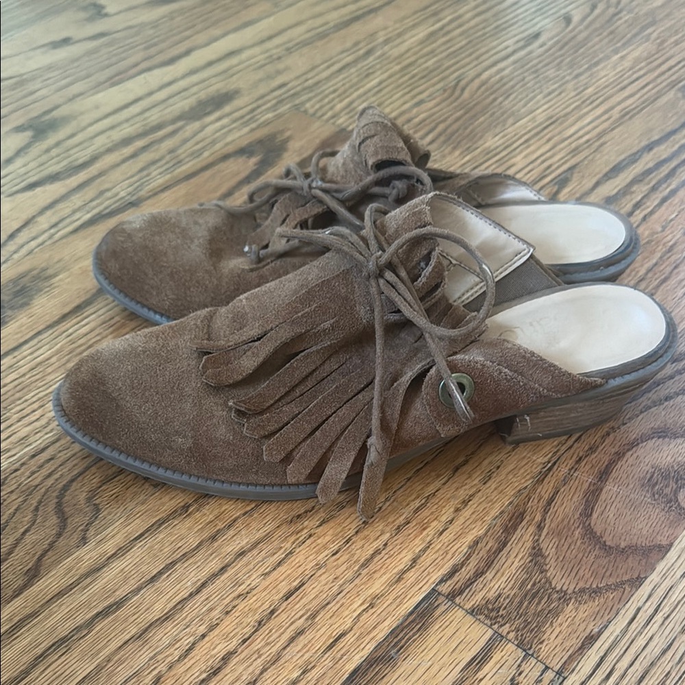 Brown tassel mules